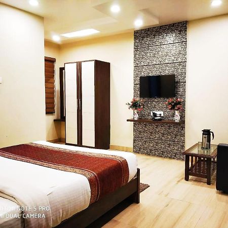 Hotel Aadesh Palace Βαρανάσι Εξωτερικό φωτογραφία