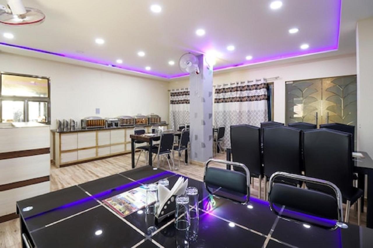 Hotel Aadesh Palace Βαρανάσι Εξωτερικό φωτογραφία