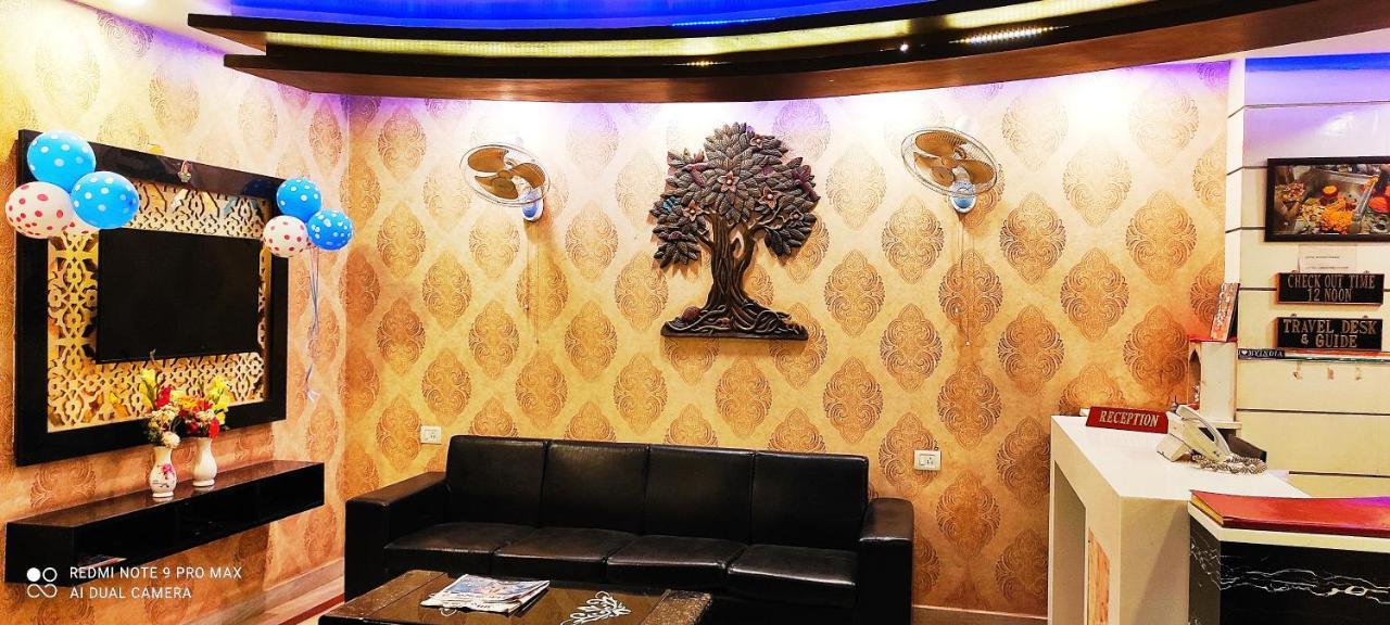 Hotel Aadesh Palace Βαρανάσι Εξωτερικό φωτογραφία