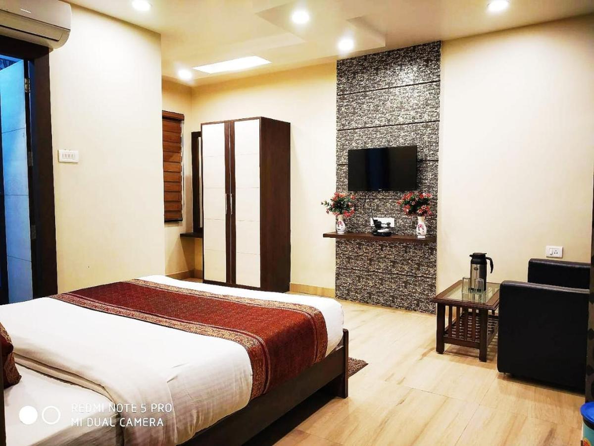 Hotel Aadesh Palace Βαρανάσι Εξωτερικό φωτογραφία