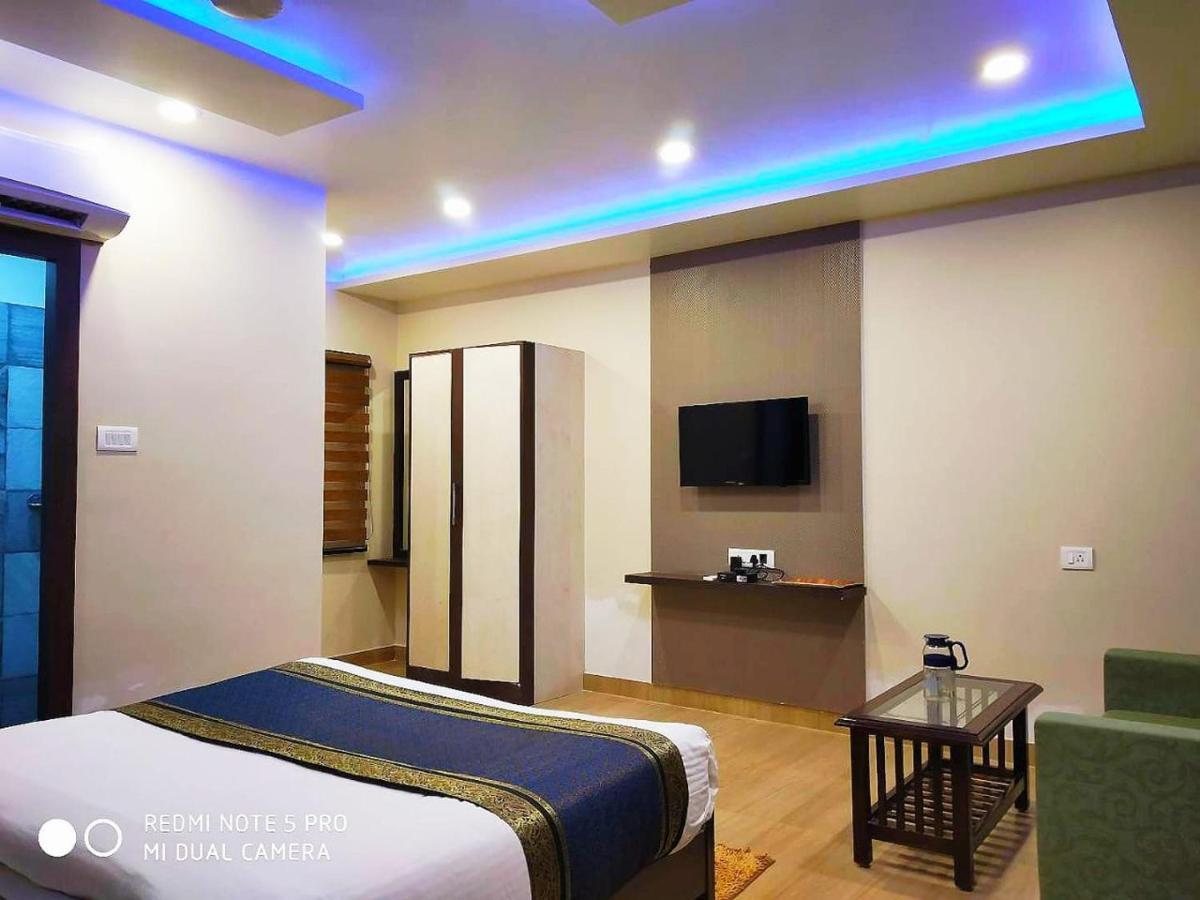 Hotel Aadesh Palace Βαρανάσι Εξωτερικό φωτογραφία