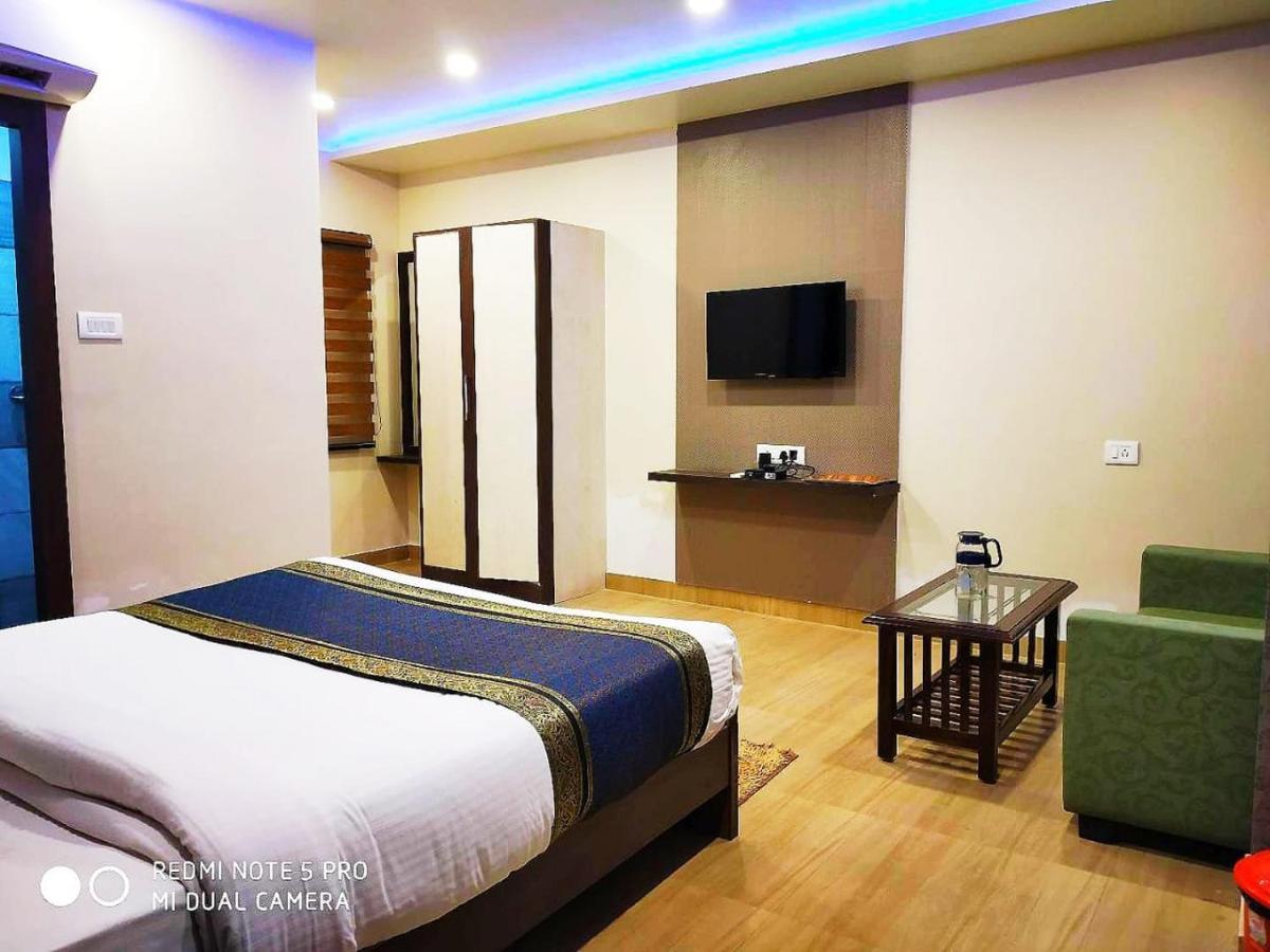 Hotel Aadesh Palace Βαρανάσι Εξωτερικό φωτογραφία