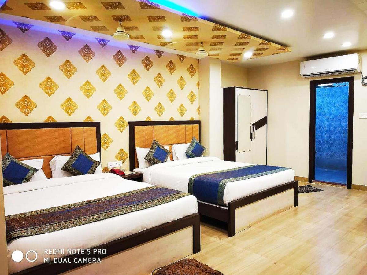 Hotel Aadesh Palace Βαρανάσι Εξωτερικό φωτογραφία