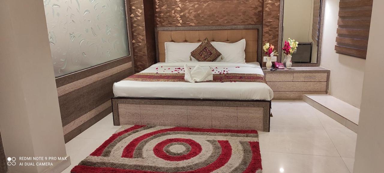 Hotel Aadesh Palace Βαρανάσι Εξωτερικό φωτογραφία