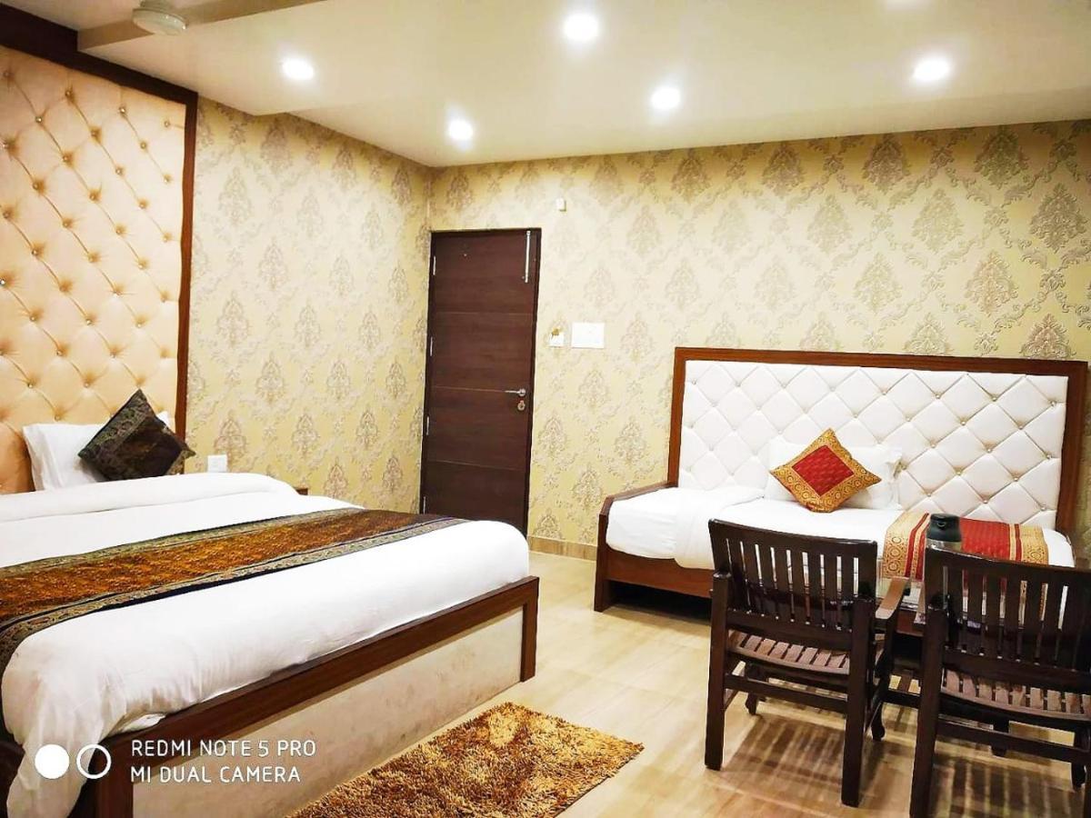 Hotel Aadesh Palace Βαρανάσι Εξωτερικό φωτογραφία