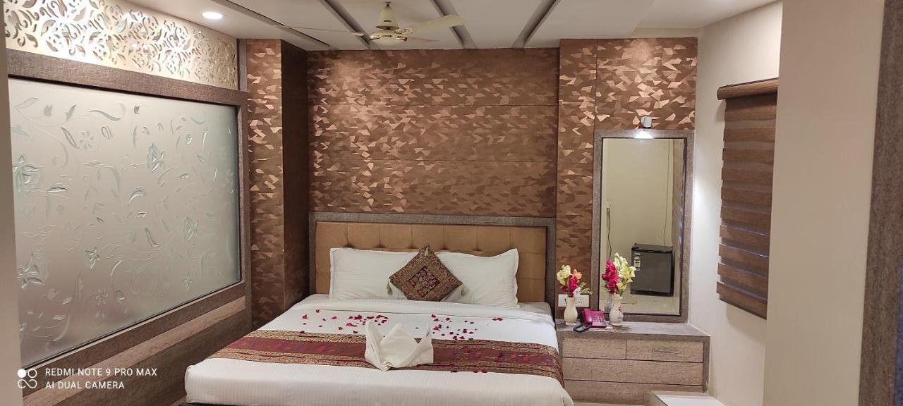 Hotel Aadesh Palace Βαρανάσι Εξωτερικό φωτογραφία