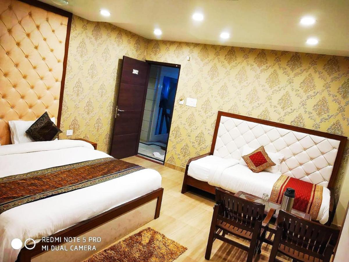Hotel Aadesh Palace Βαρανάσι Εξωτερικό φωτογραφία