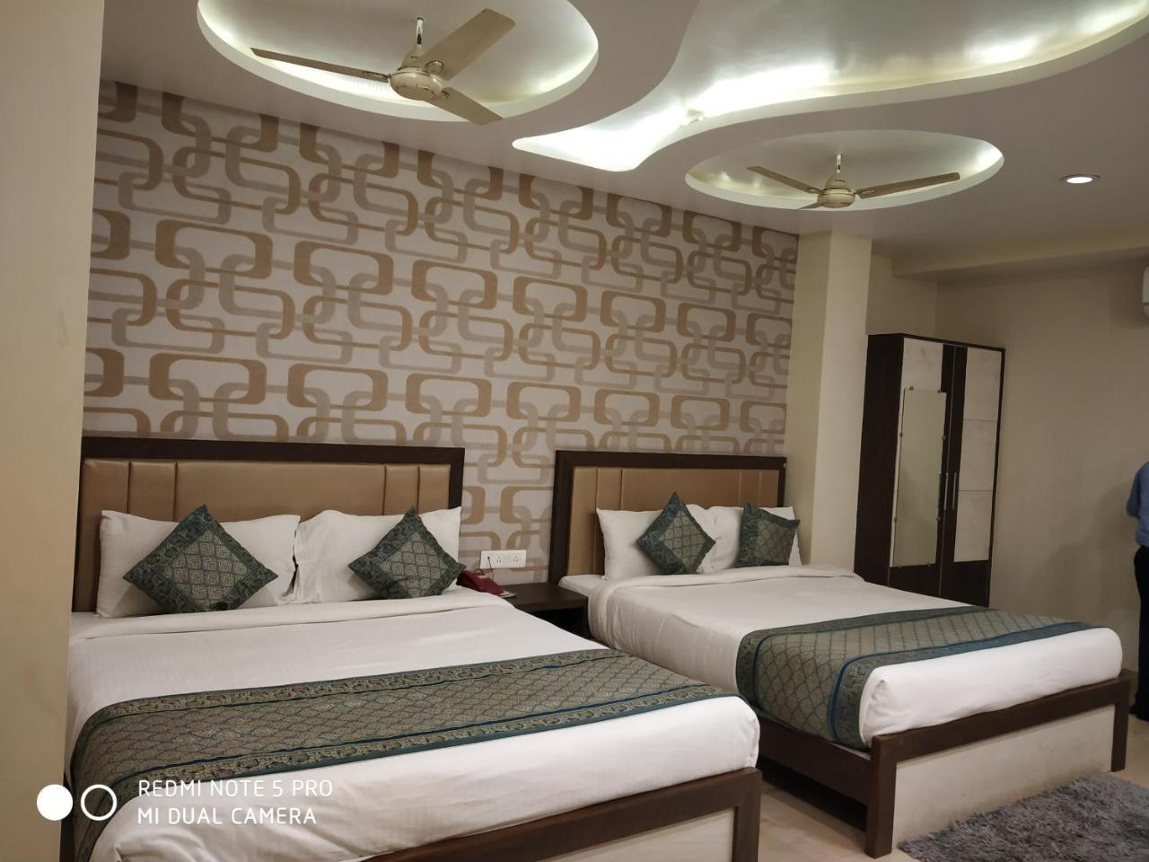 Hotel Aadesh Palace Βαρανάσι Εξωτερικό φωτογραφία