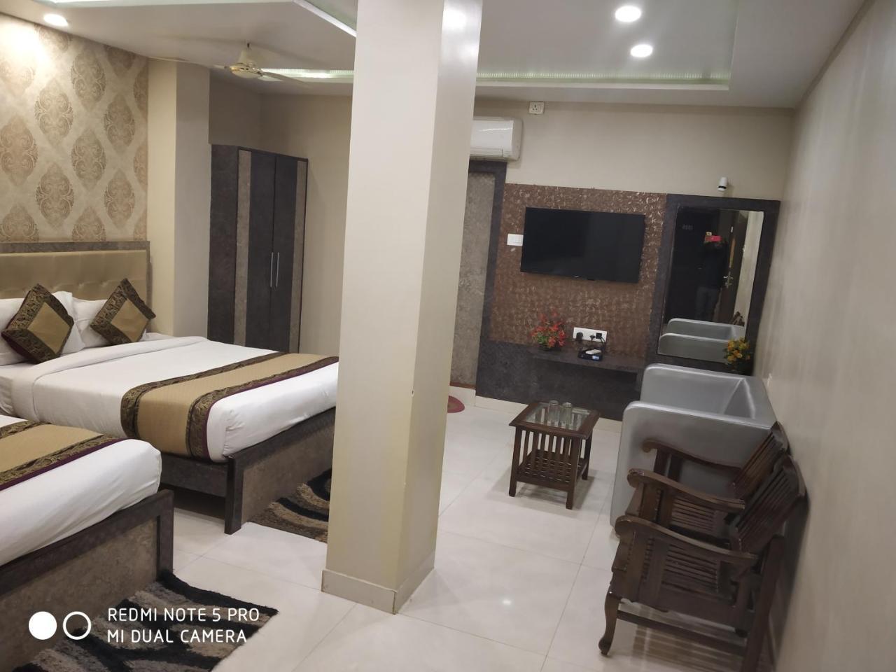 Hotel Aadesh Palace Βαρανάσι Εξωτερικό φωτογραφία