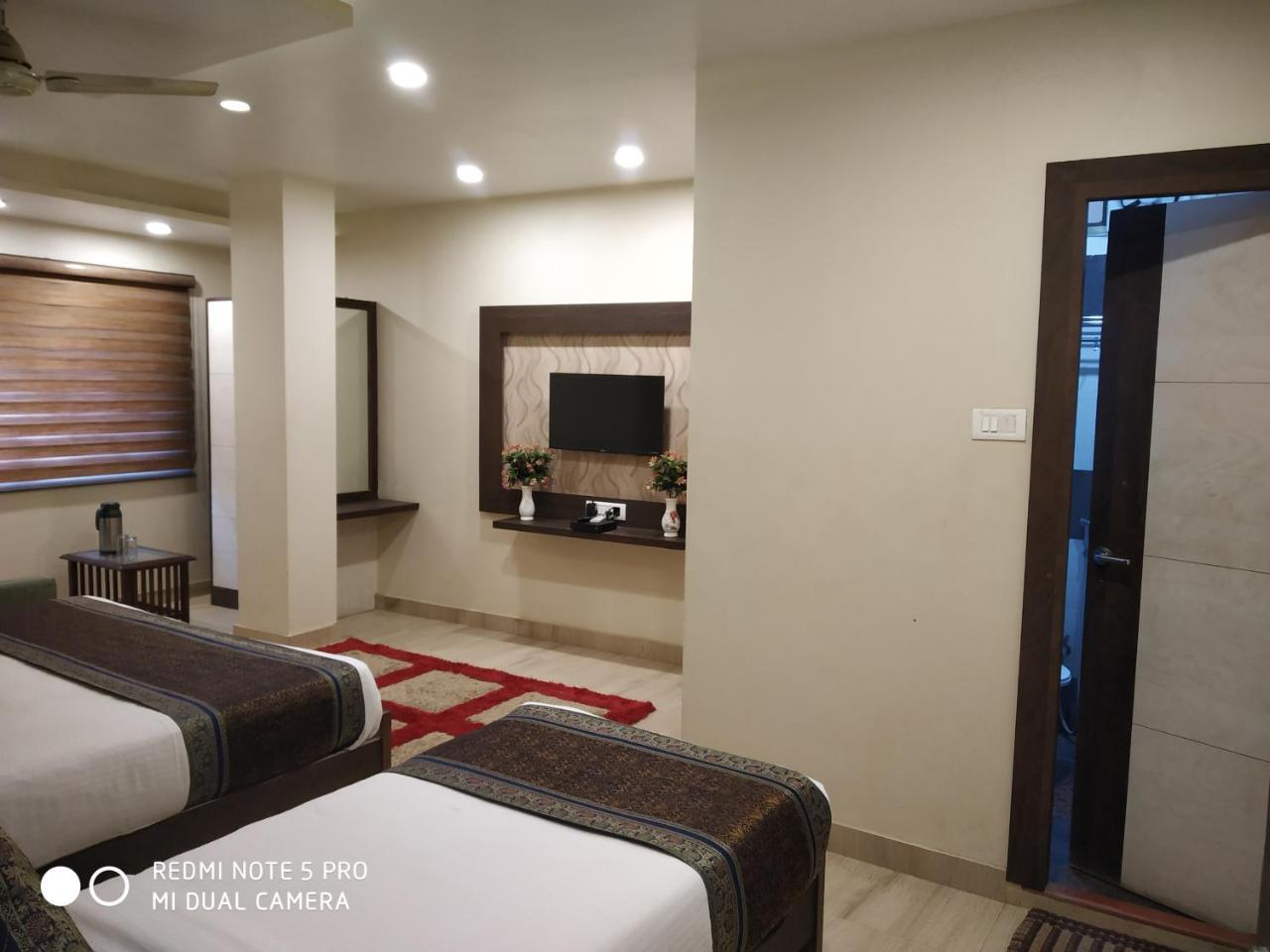 Hotel Aadesh Palace Βαρανάσι Εξωτερικό φωτογραφία