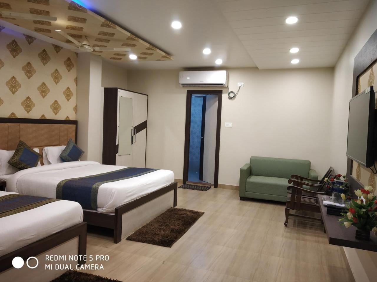 Hotel Aadesh Palace Βαρανάσι Εξωτερικό φωτογραφία