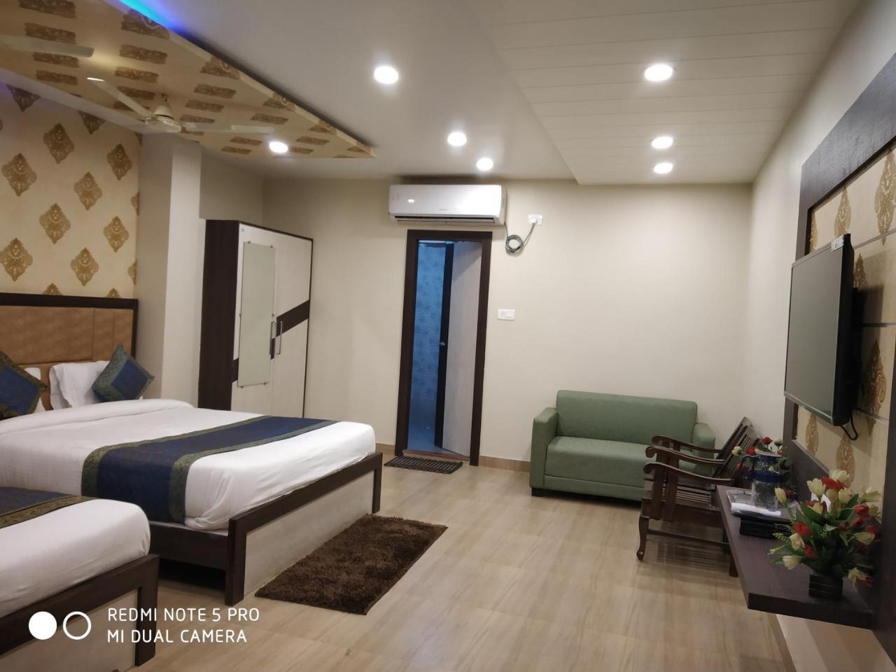 Hotel Aadesh Palace Βαρανάσι Εξωτερικό φωτογραφία