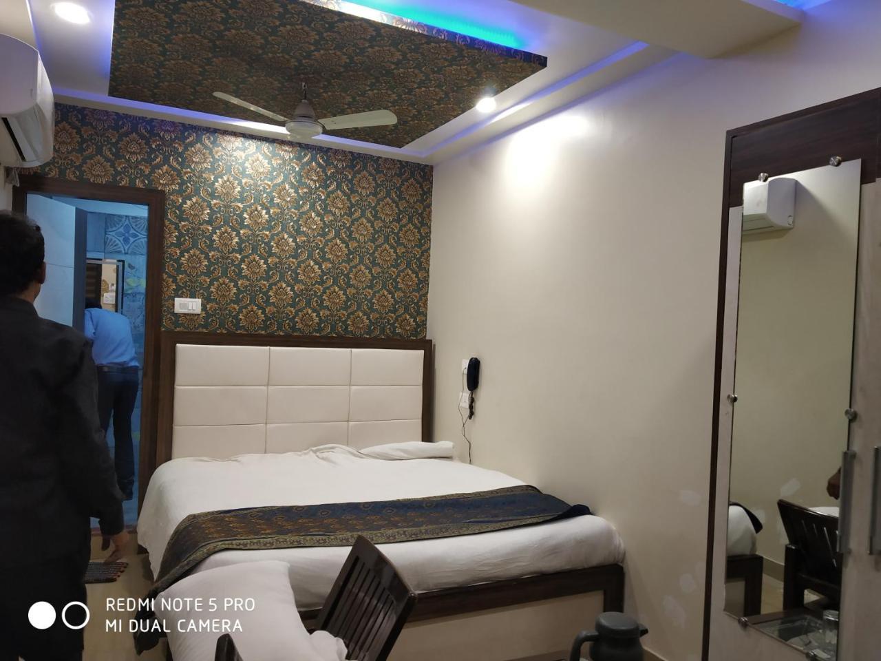 Hotel Aadesh Palace Βαρανάσι Εξωτερικό φωτογραφία