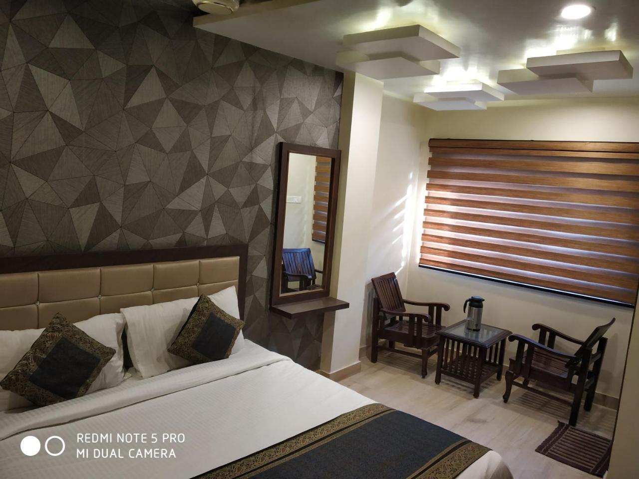 Hotel Aadesh Palace Βαρανάσι Εξωτερικό φωτογραφία