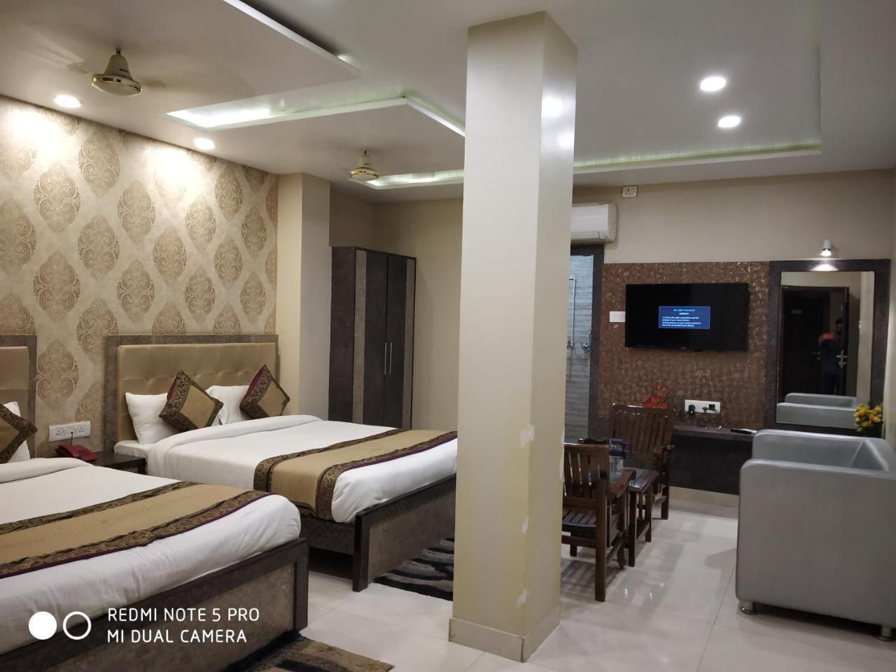 Hotel Aadesh Palace Βαρανάσι Εξωτερικό φωτογραφία
