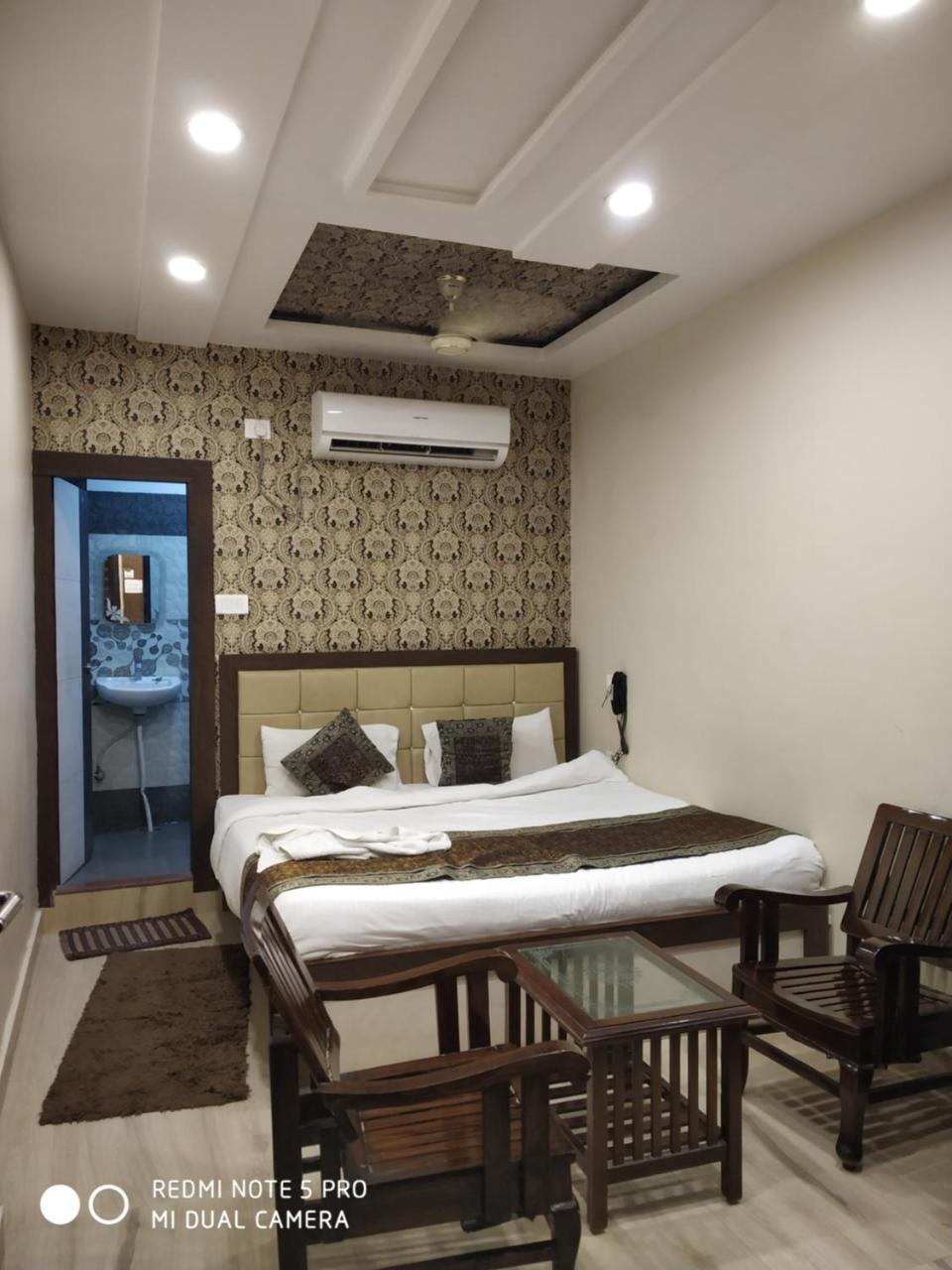 Hotel Aadesh Palace Βαρανάσι Εξωτερικό φωτογραφία