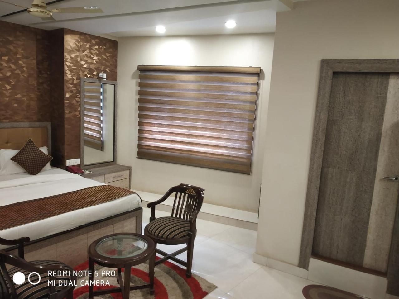 Hotel Aadesh Palace Βαρανάσι Εξωτερικό φωτογραφία