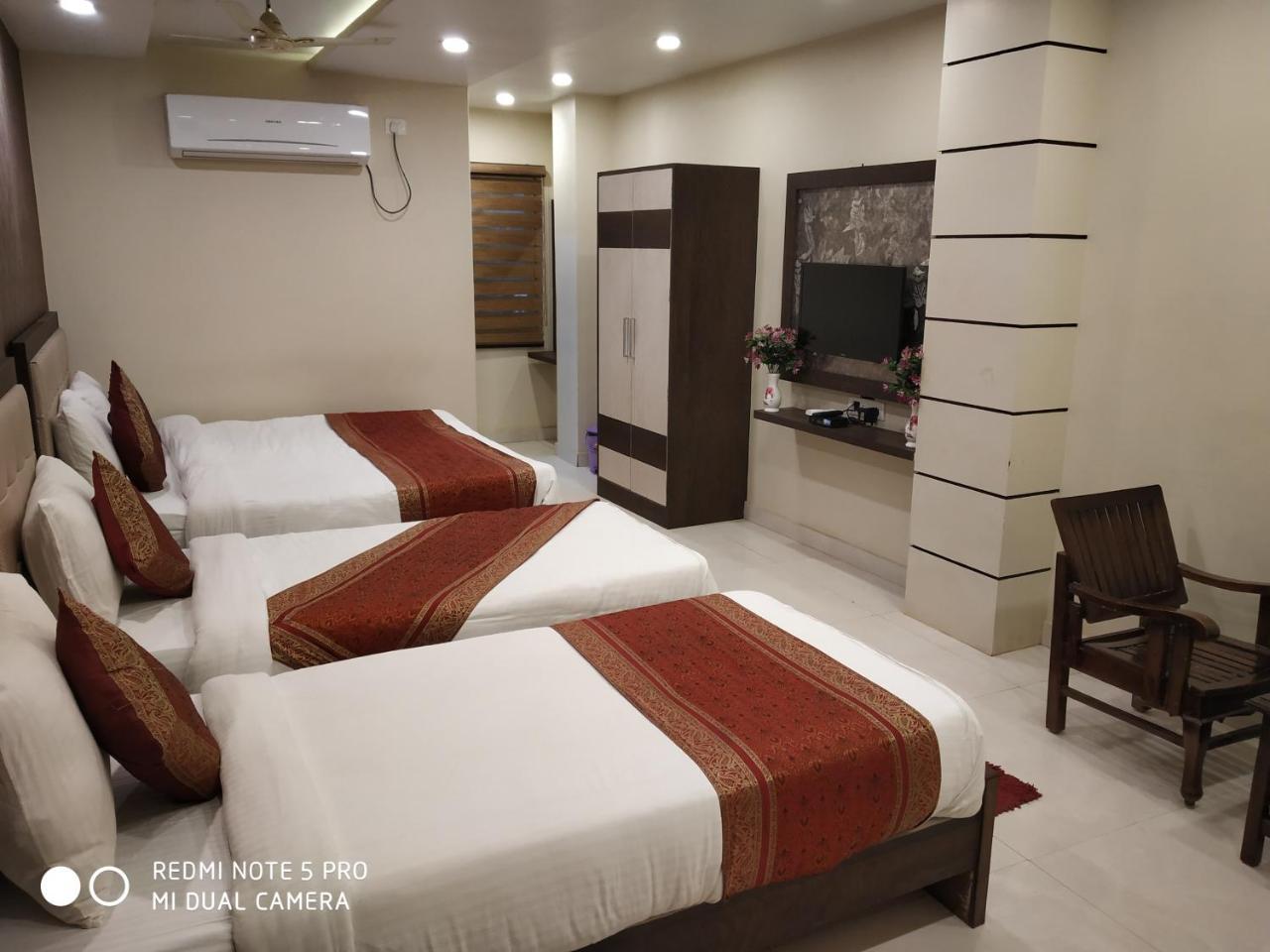 Hotel Aadesh Palace Βαρανάσι Εξωτερικό φωτογραφία
