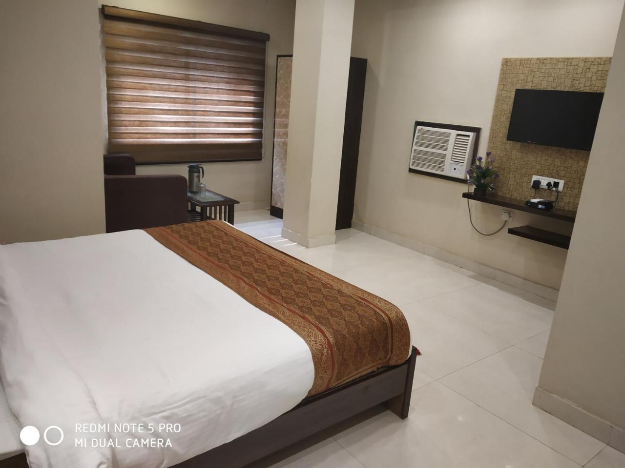 Hotel Aadesh Palace Βαρανάσι Εξωτερικό φωτογραφία
