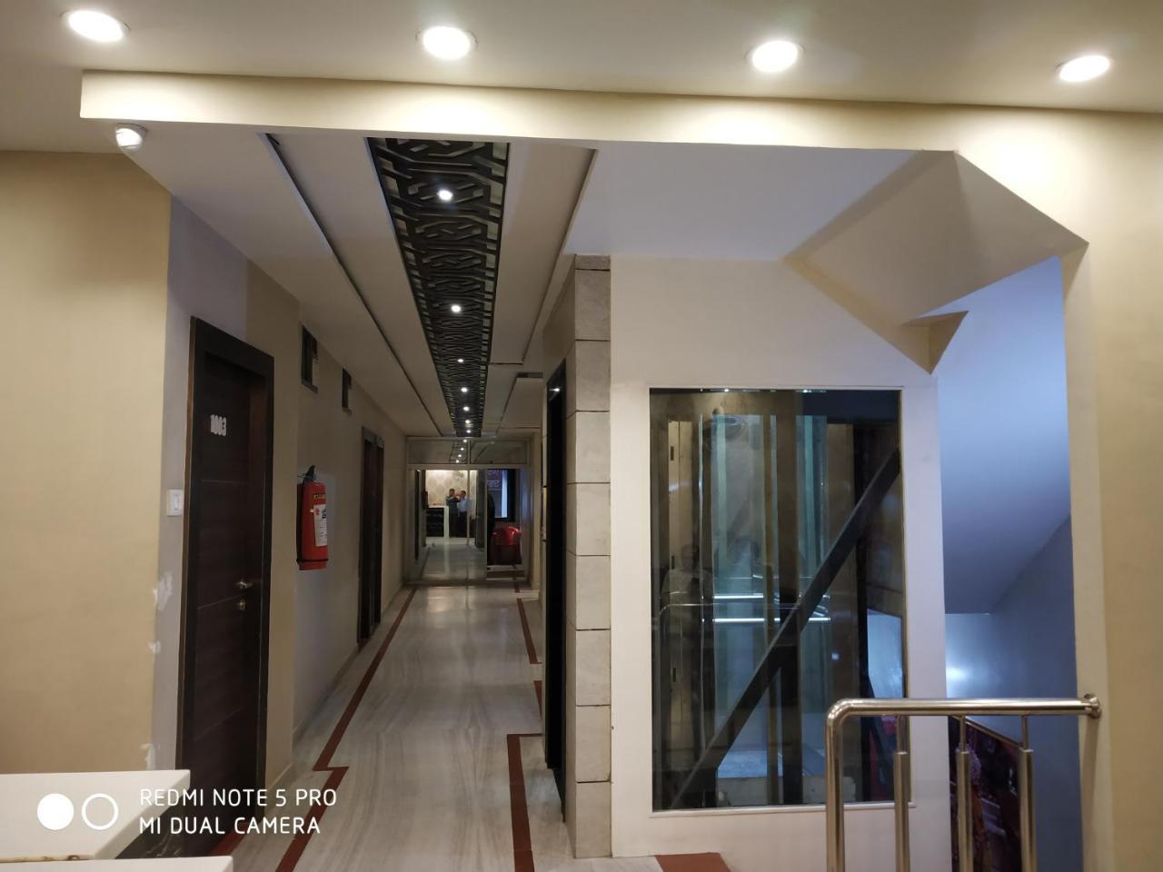 Hotel Aadesh Palace Βαρανάσι Εξωτερικό φωτογραφία