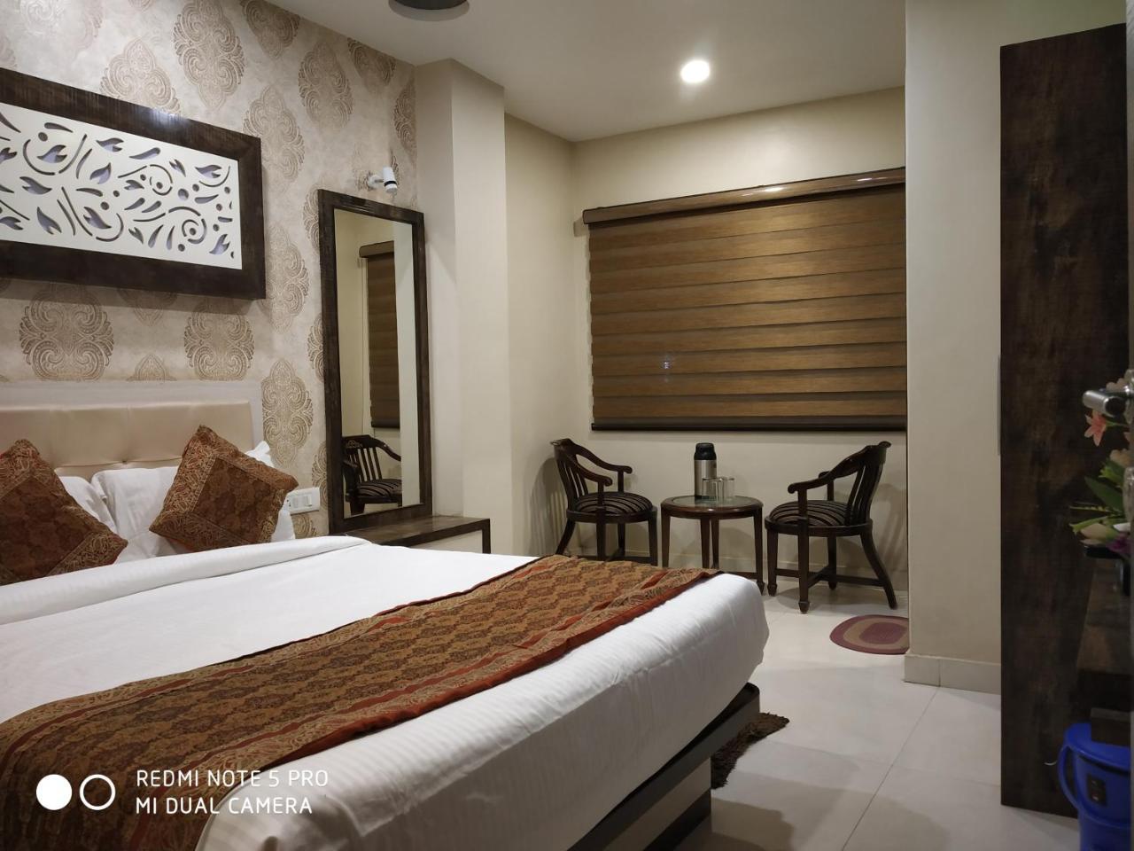 Hotel Aadesh Palace Βαρανάσι Εξωτερικό φωτογραφία