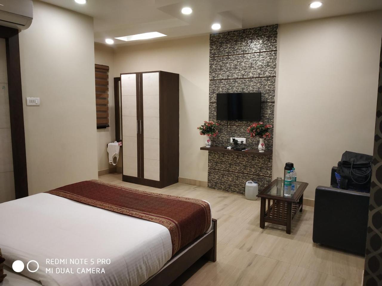 Hotel Aadesh Palace Βαρανάσι Εξωτερικό φωτογραφία