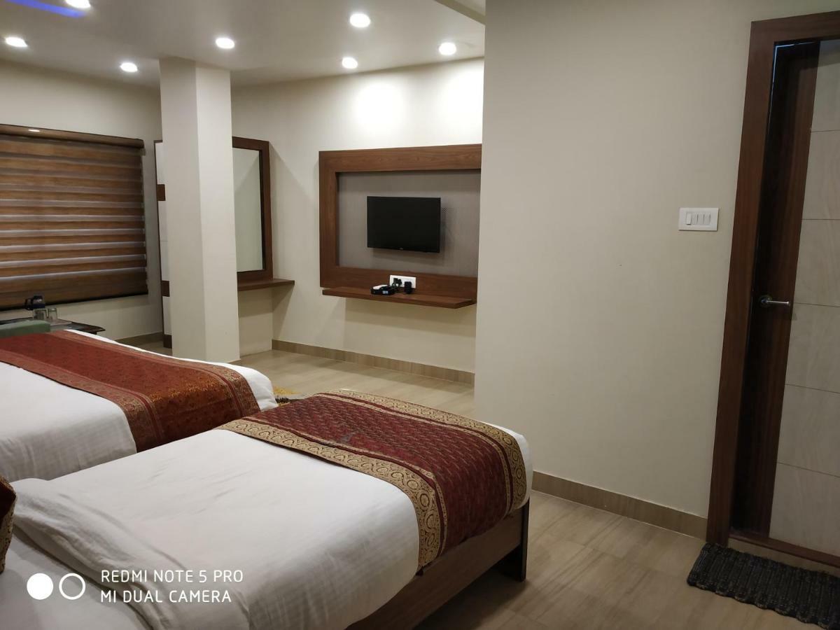 Hotel Aadesh Palace Βαρανάσι Εξωτερικό φωτογραφία