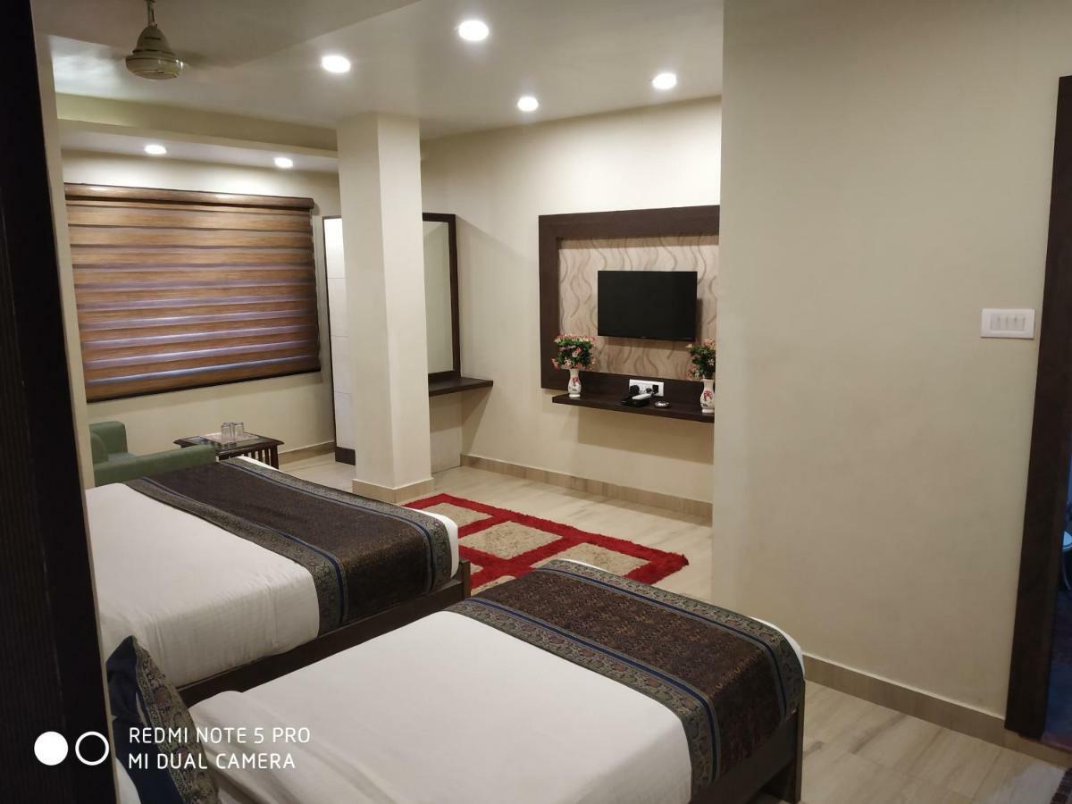 Hotel Aadesh Palace Βαρανάσι Εξωτερικό φωτογραφία