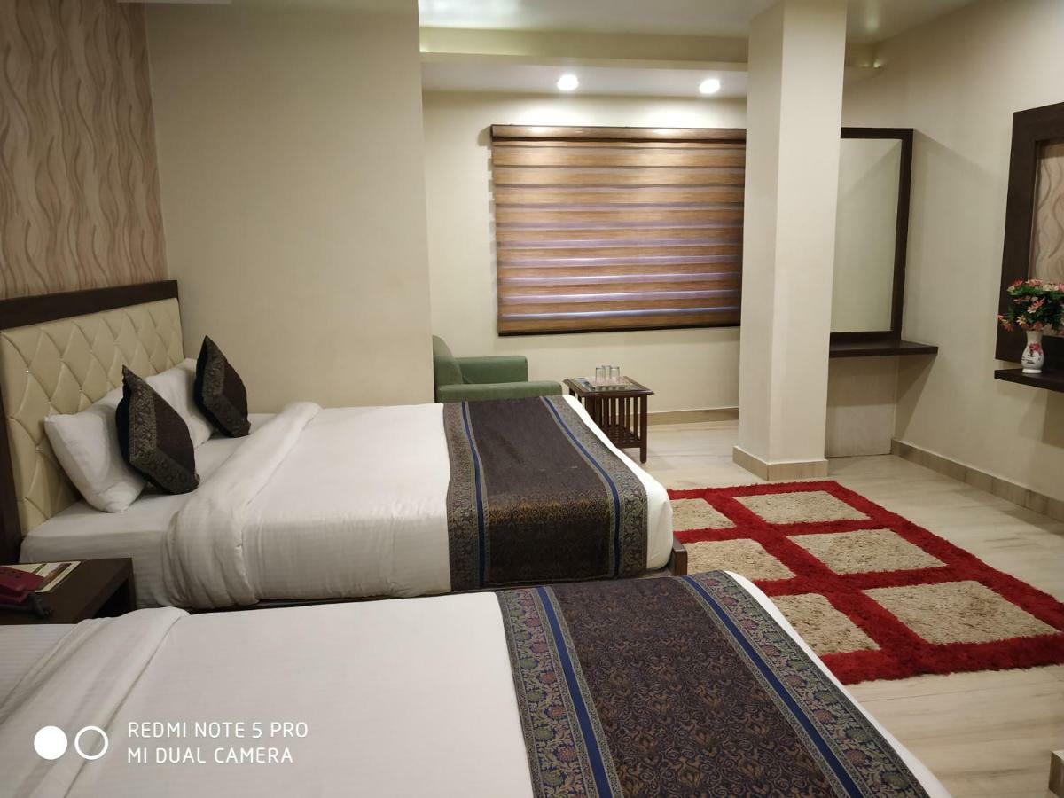 Hotel Aadesh Palace Βαρανάσι Εξωτερικό φωτογραφία