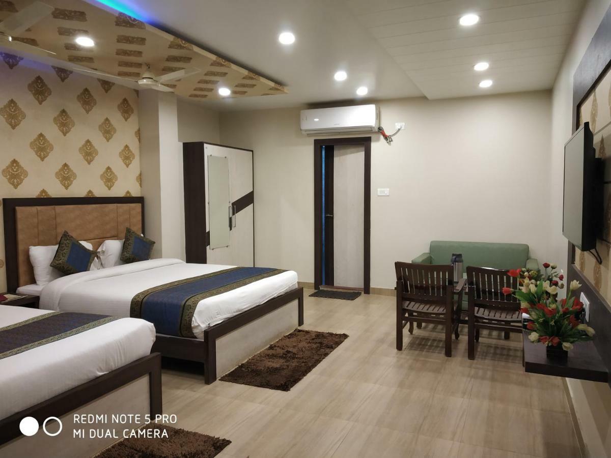 Hotel Aadesh Palace Βαρανάσι Εξωτερικό φωτογραφία