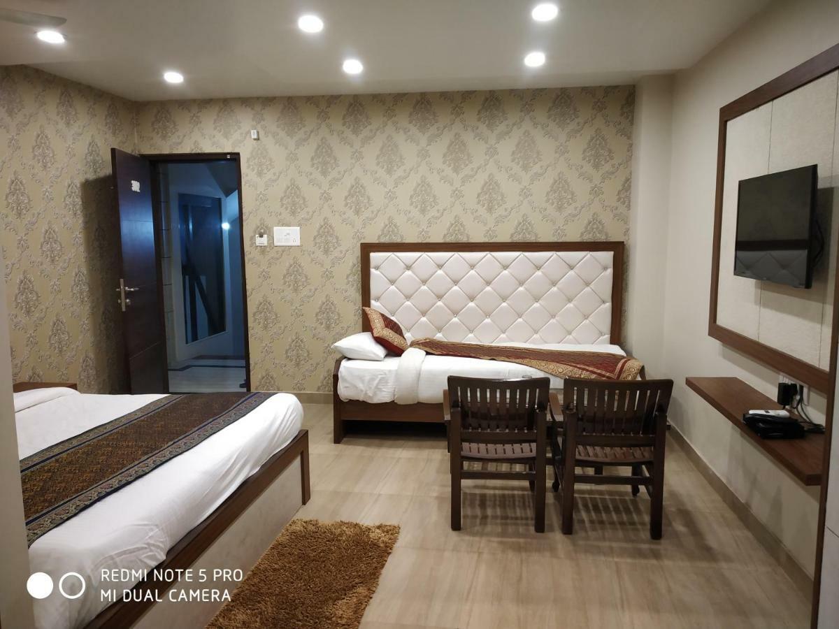 Hotel Aadesh Palace Βαρανάσι Εξωτερικό φωτογραφία