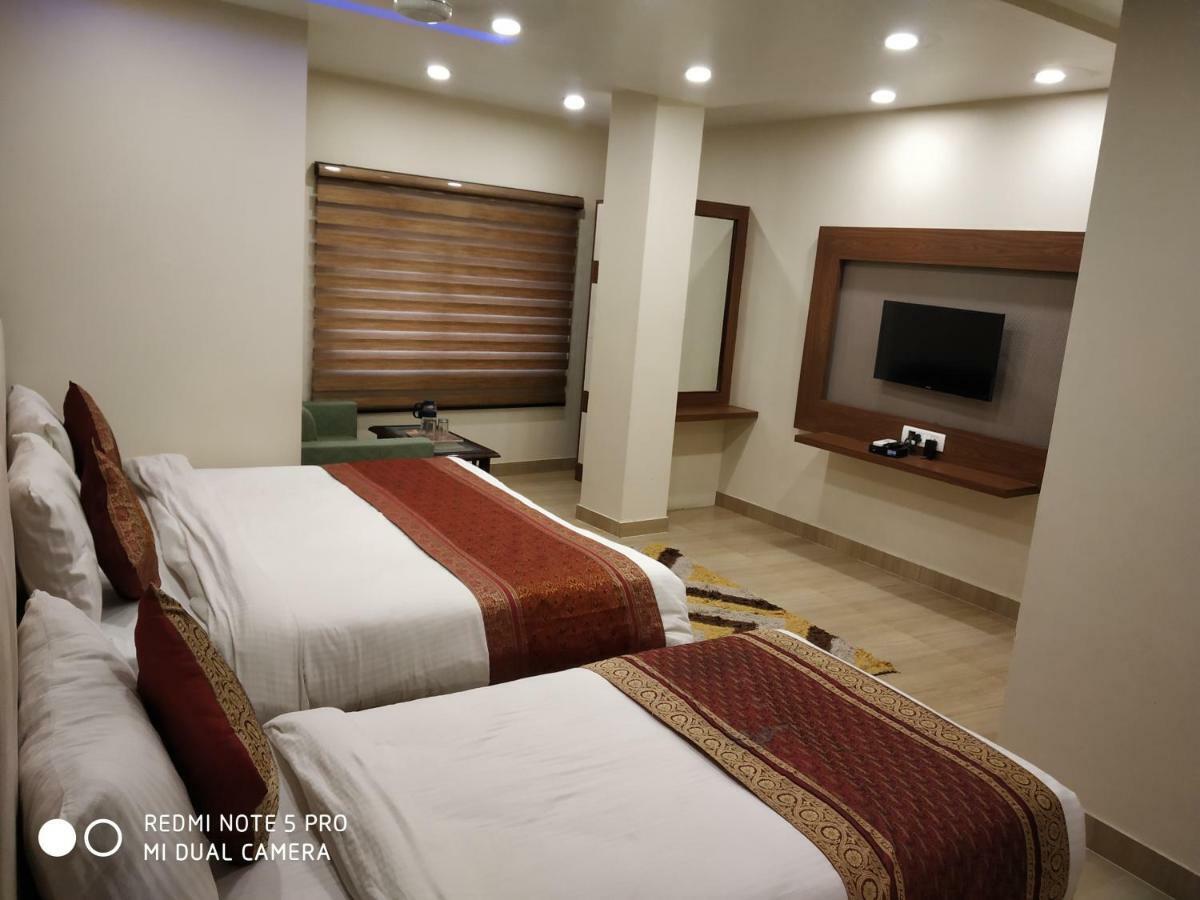 Hotel Aadesh Palace Βαρανάσι Εξωτερικό φωτογραφία