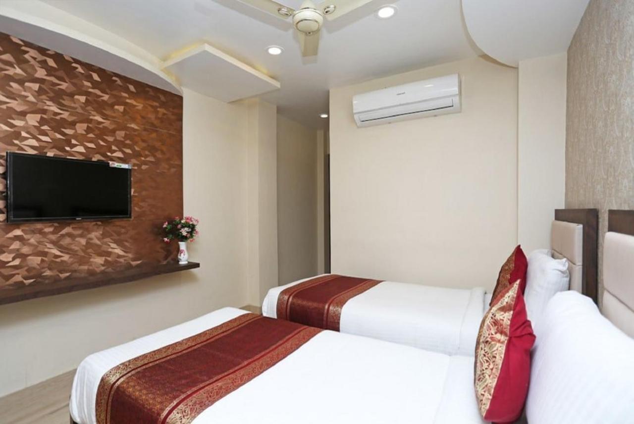 Hotel Aadesh Palace Βαρανάσι Εξωτερικό φωτογραφία