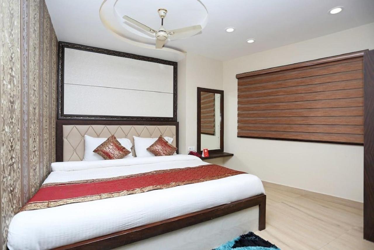 Hotel Aadesh Palace Βαρανάσι Εξωτερικό φωτογραφία