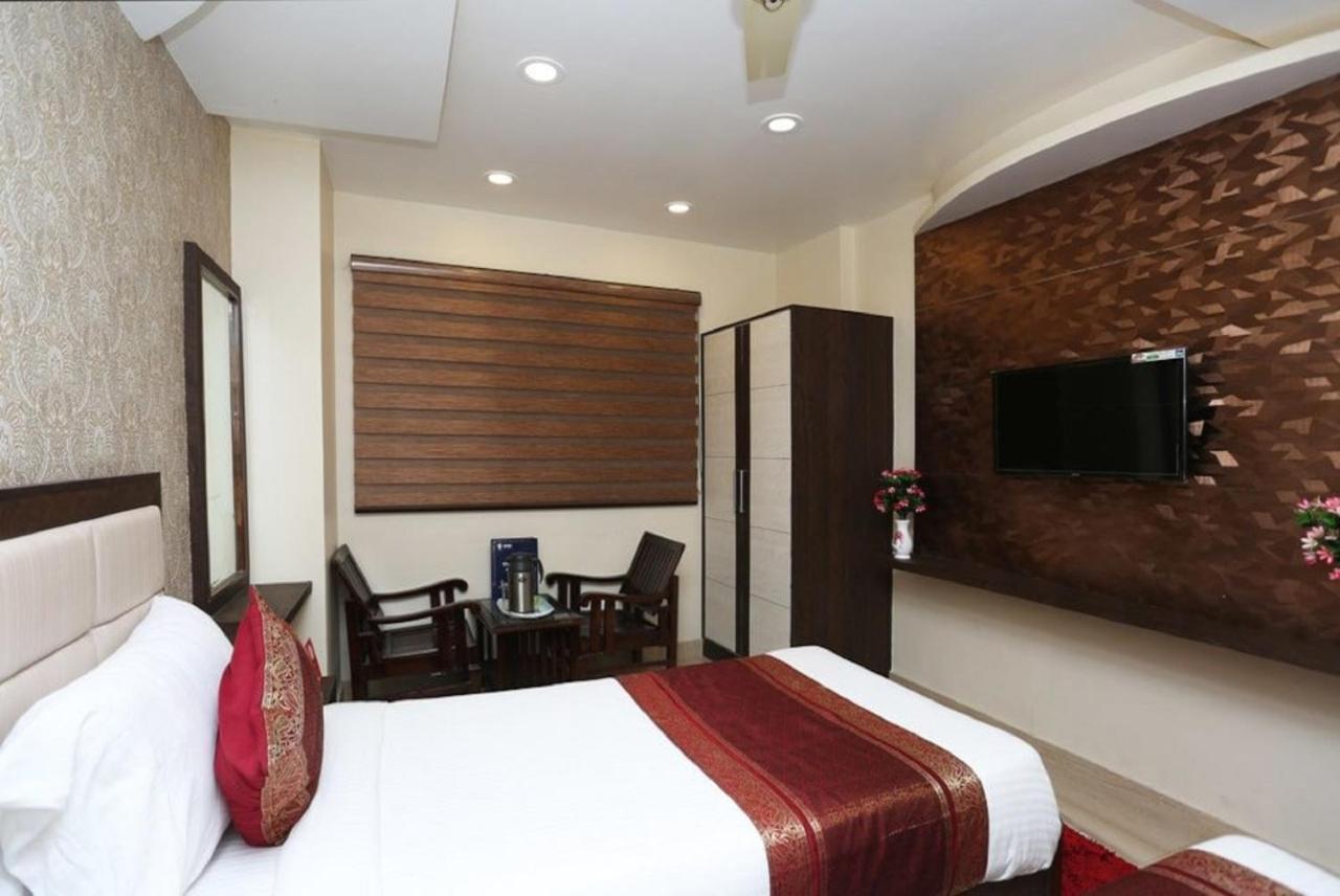 Hotel Aadesh Palace Βαρανάσι Εξωτερικό φωτογραφία