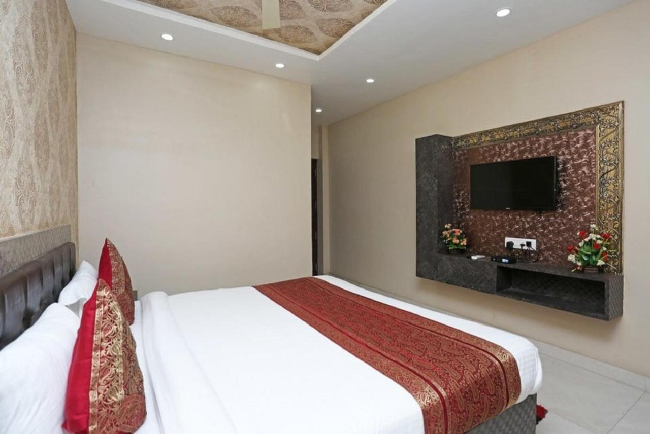 Hotel Aadesh Palace Βαρανάσι Εξωτερικό φωτογραφία